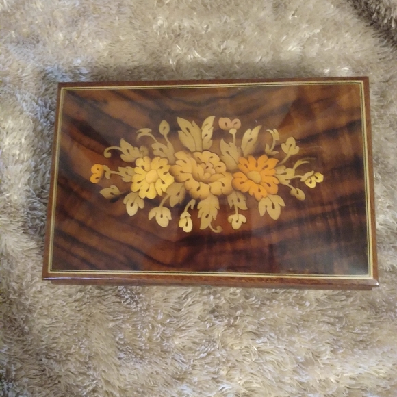 Reuge Italian Jewelry & Music Box - Picture 5 of 14